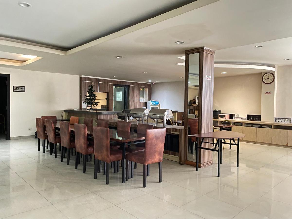 Collection O 1279 Hotel Grand Celino Makasar Exteriér fotografie