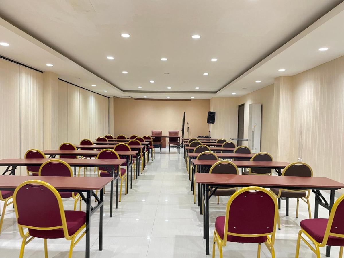 Collection O 1279 Hotel Grand Celino Makasar Exteriér fotografie