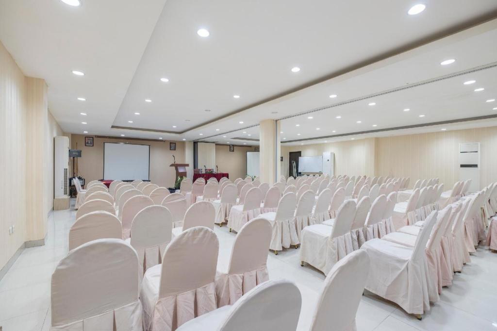 Collection O 1279 Hotel Grand Celino Makasar Exteriér fotografie