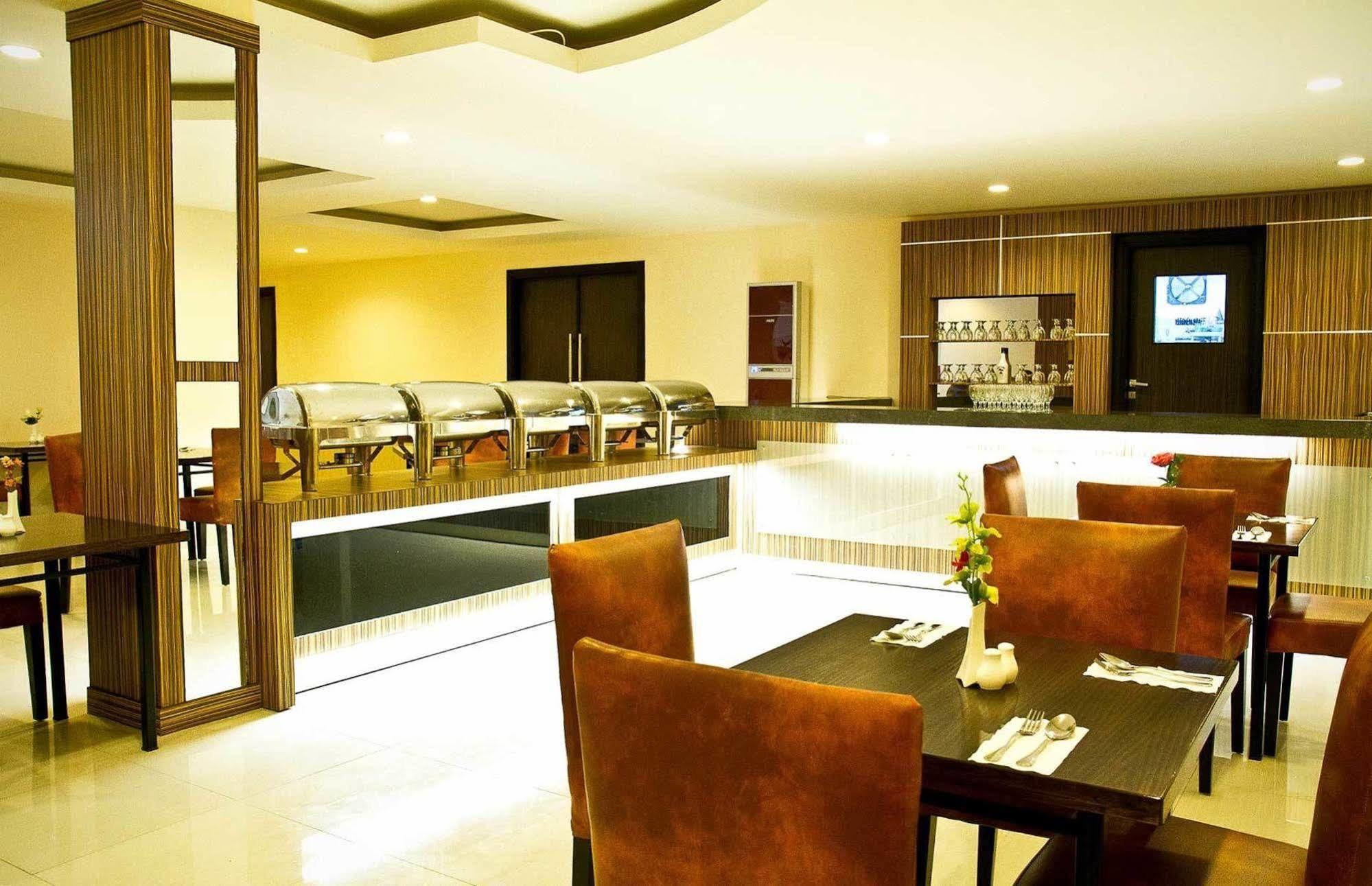 Collection O 1279 Hotel Grand Celino Makasar Exteriér fotografie