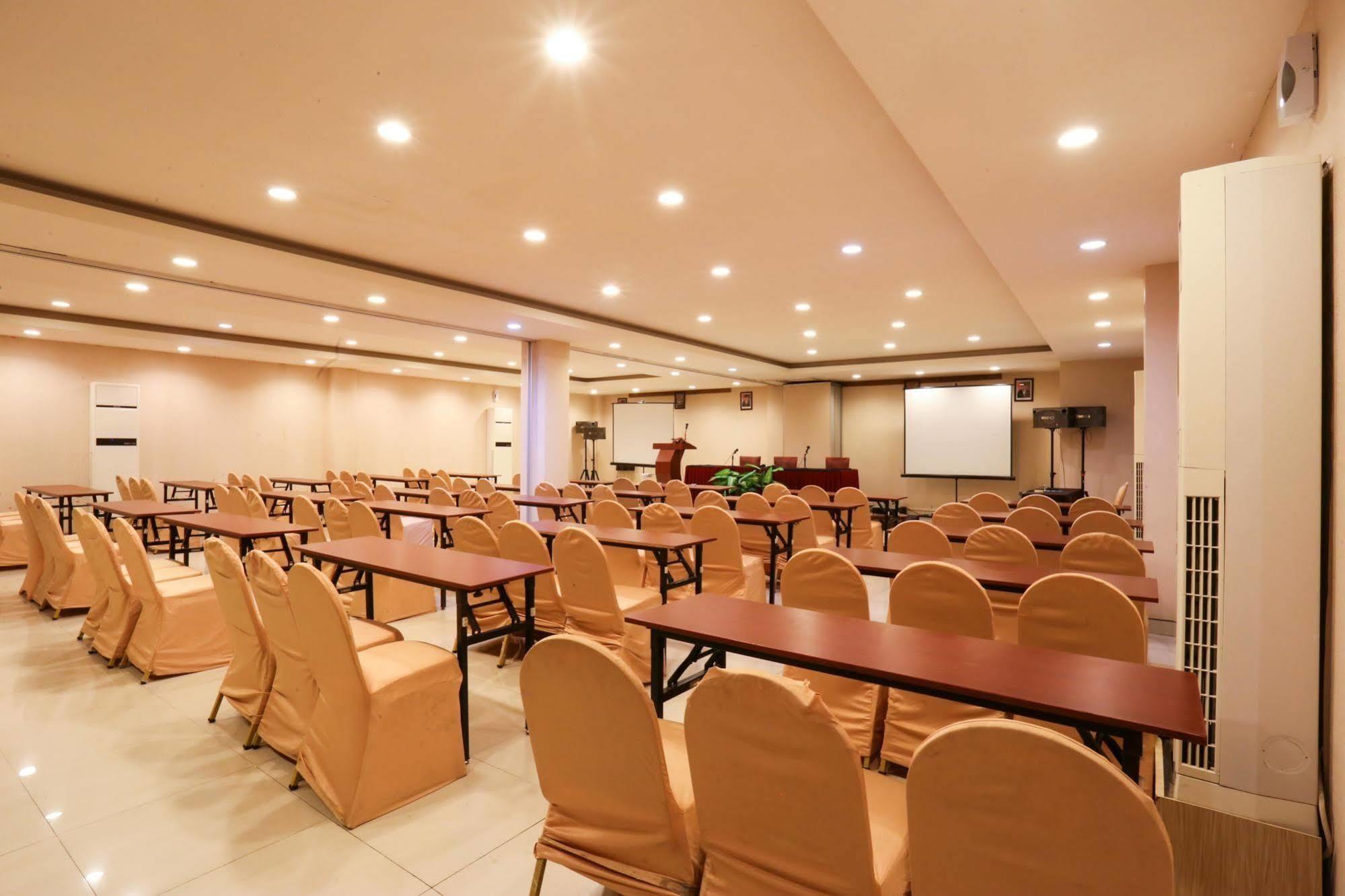 Collection O 1279 Hotel Grand Celino Makasar Exteriér fotografie