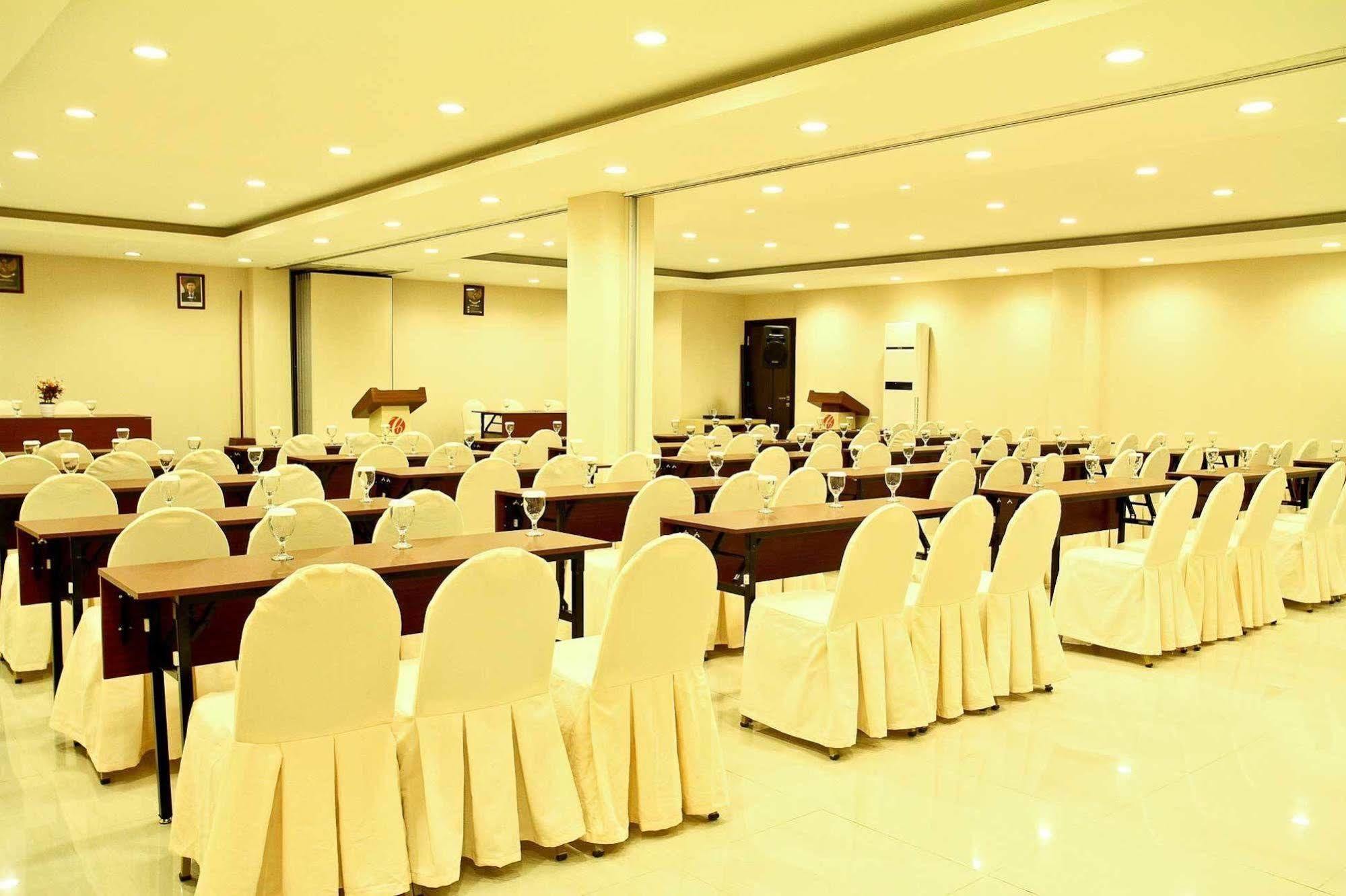 Collection O 1279 Hotel Grand Celino Makasar Exteriér fotografie