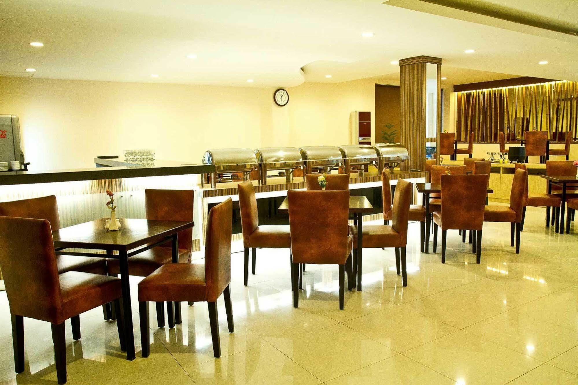 Collection O 1279 Hotel Grand Celino Makasar Exteriér fotografie